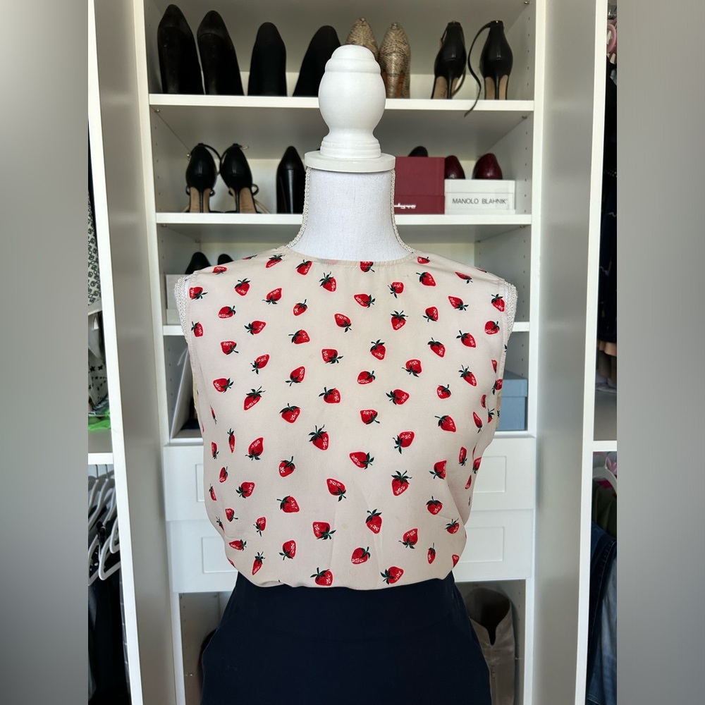 Equipment Femme sleeveless silk blouse -strawberry print